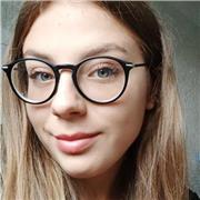 Studentessa universitaria impartisce lezioni a studenti di scuole medie e elementari